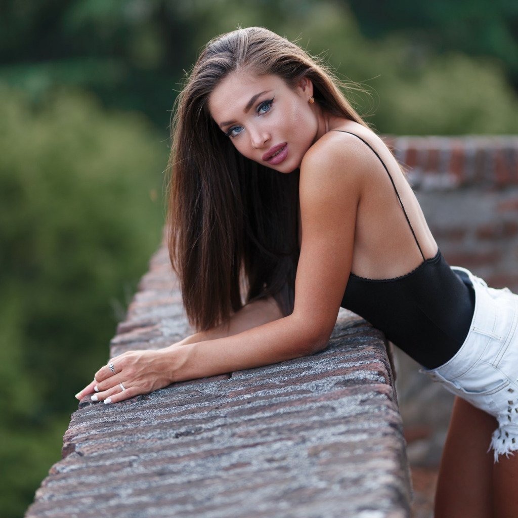 marco-squassina-eve-evghenia-devushka-volosy-poza-ruki-vzgli