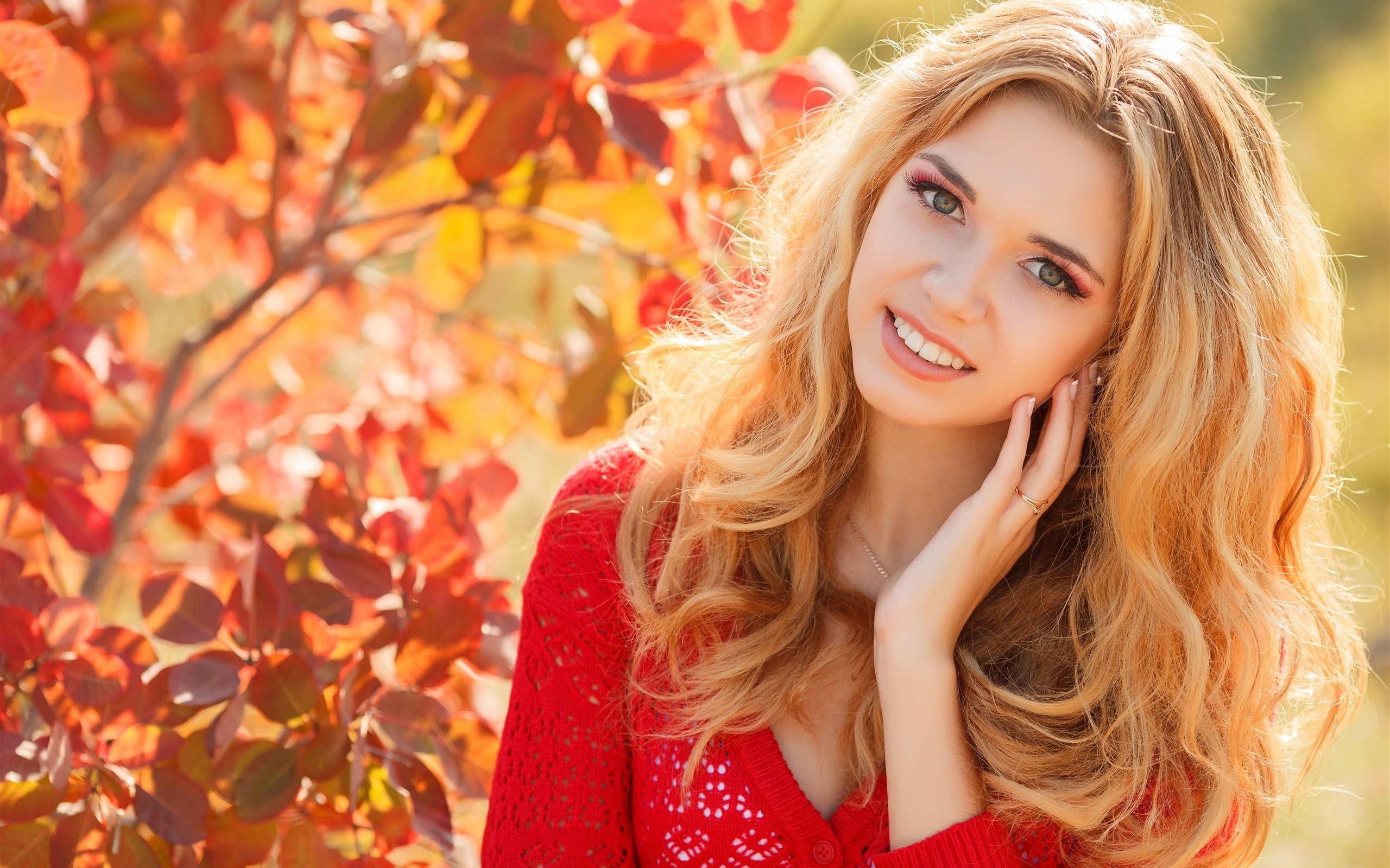 Autumn-blonde-girl-smile-red-dress-leaves_2560x1600 Высокооплачиваемая вакансия