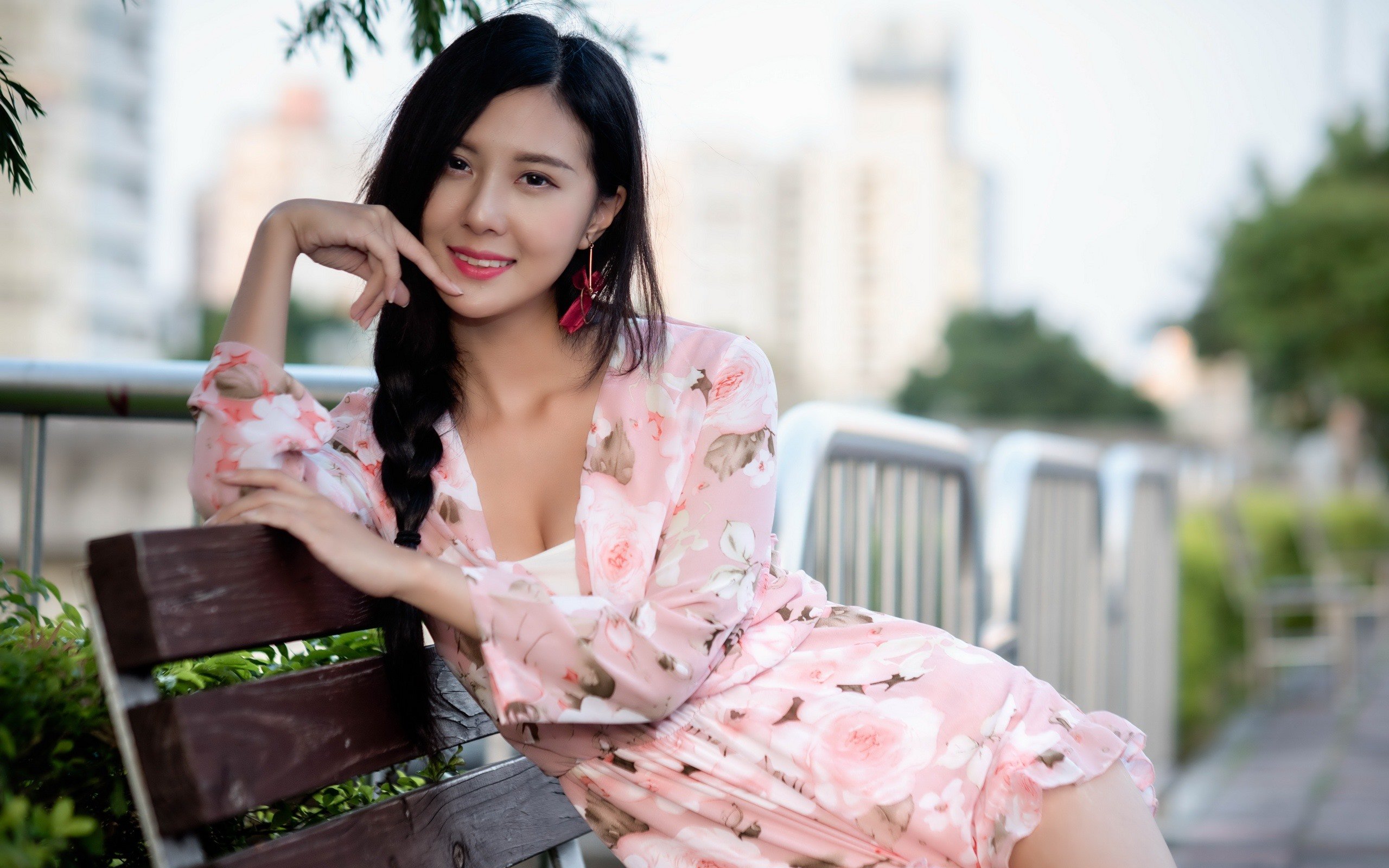 Lovely-asian-girl-smile-bench_2560x1600 Высокооплачиваемая вакансия