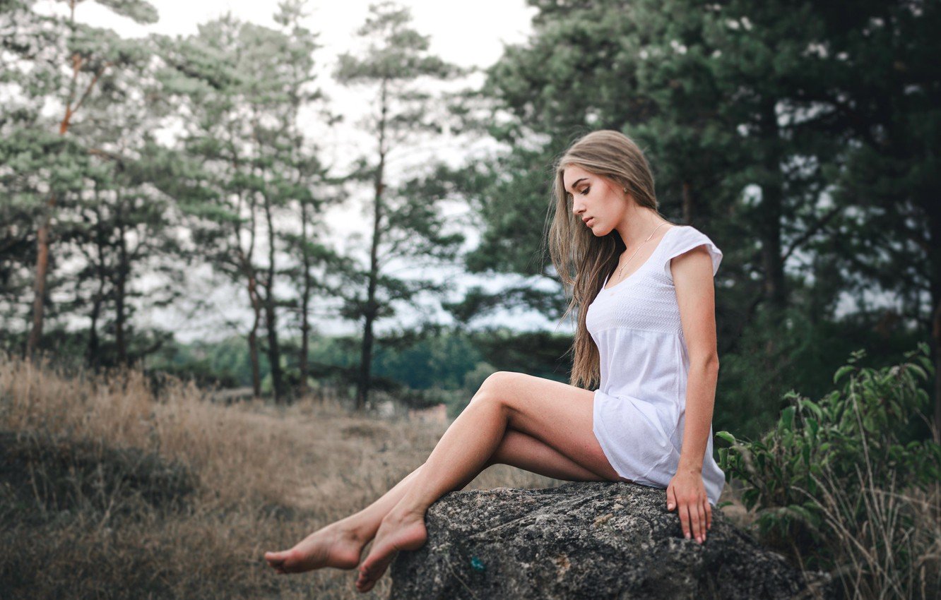 devushka-dlinnovolosaia-shatenka-plate-white-kamen-pole-chas Высокооплачиваемая вакансия