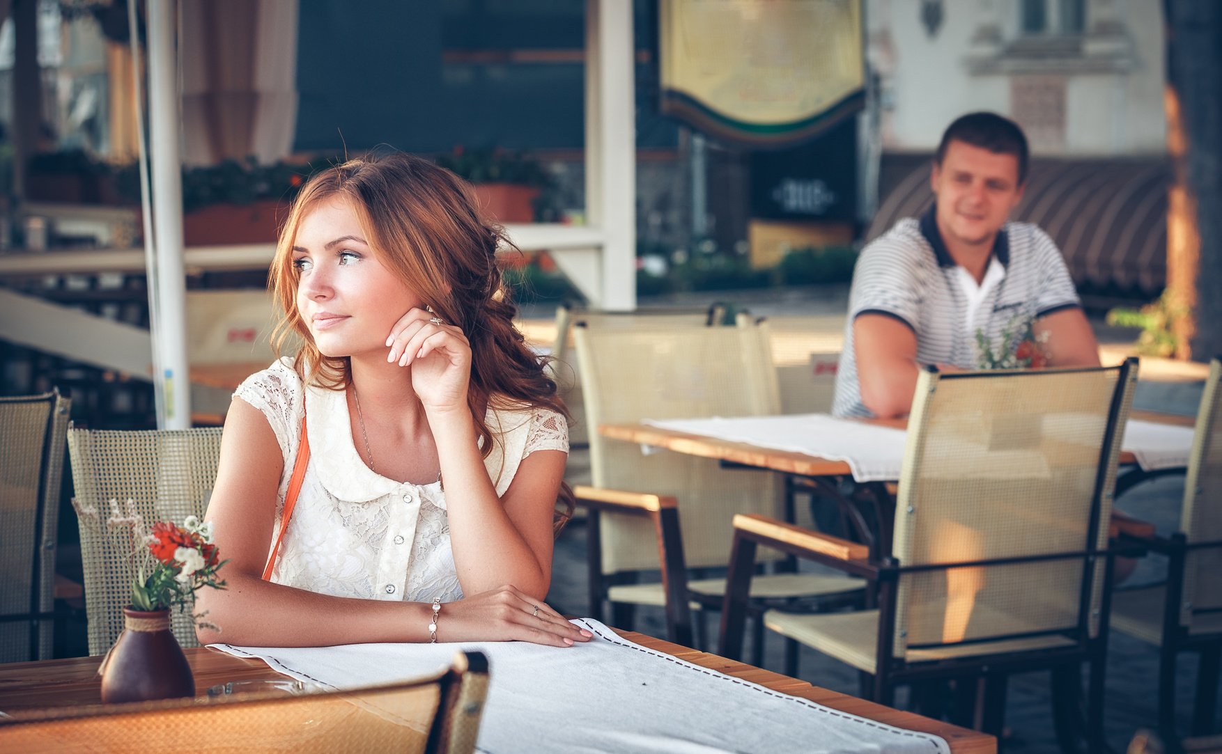 young couple in an open-air cafe Высокооплачиваемая вакансия