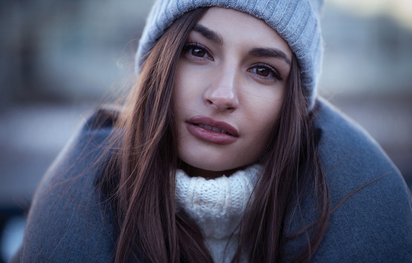 sviter-devushka-makiiazh-briunetka-boke-pricheska-shapka-lit Высокооплачиваемая вакансия