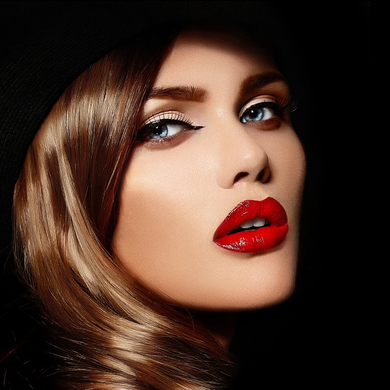 high-fashion-look-glamor-closeup-portrait-of-beautiful-sexy-stylish-caucasian-young-woman-model-with-bright-makeup-with-red-lips-with-perfect-clean1111-skin-in-big-black-hat Высокооплачиваемая вакансия